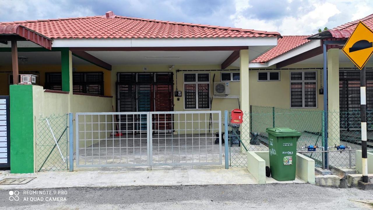 Neesa Homestay Bukit Gambang-Muslim Exterior foto