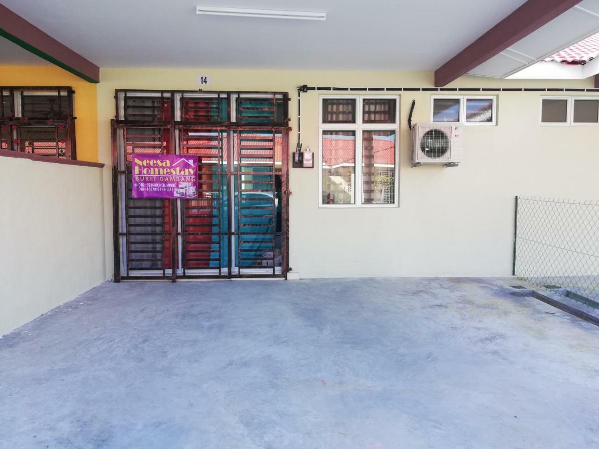 Neesa Homestay Bukit Gambang-Muslim Exterior foto